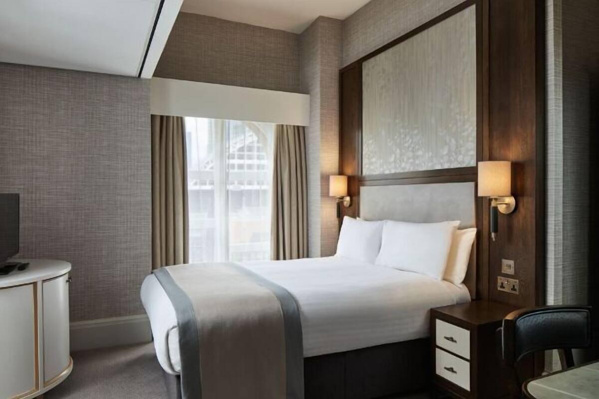 Premium bedding, in-room safe, desk, laptop workspace
