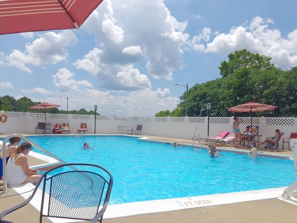Una piscina al aire libre de temporada (de 09:00 a 21:00), tumbonas