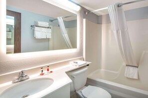 Kombinasi shower/bathtub dan perlengkapan mandi gratis