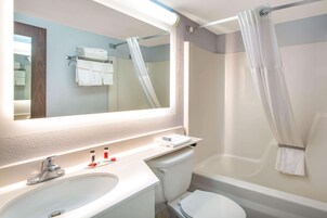 Bañera con ducha, artículos de tocador gratuitos, secador de pelo
