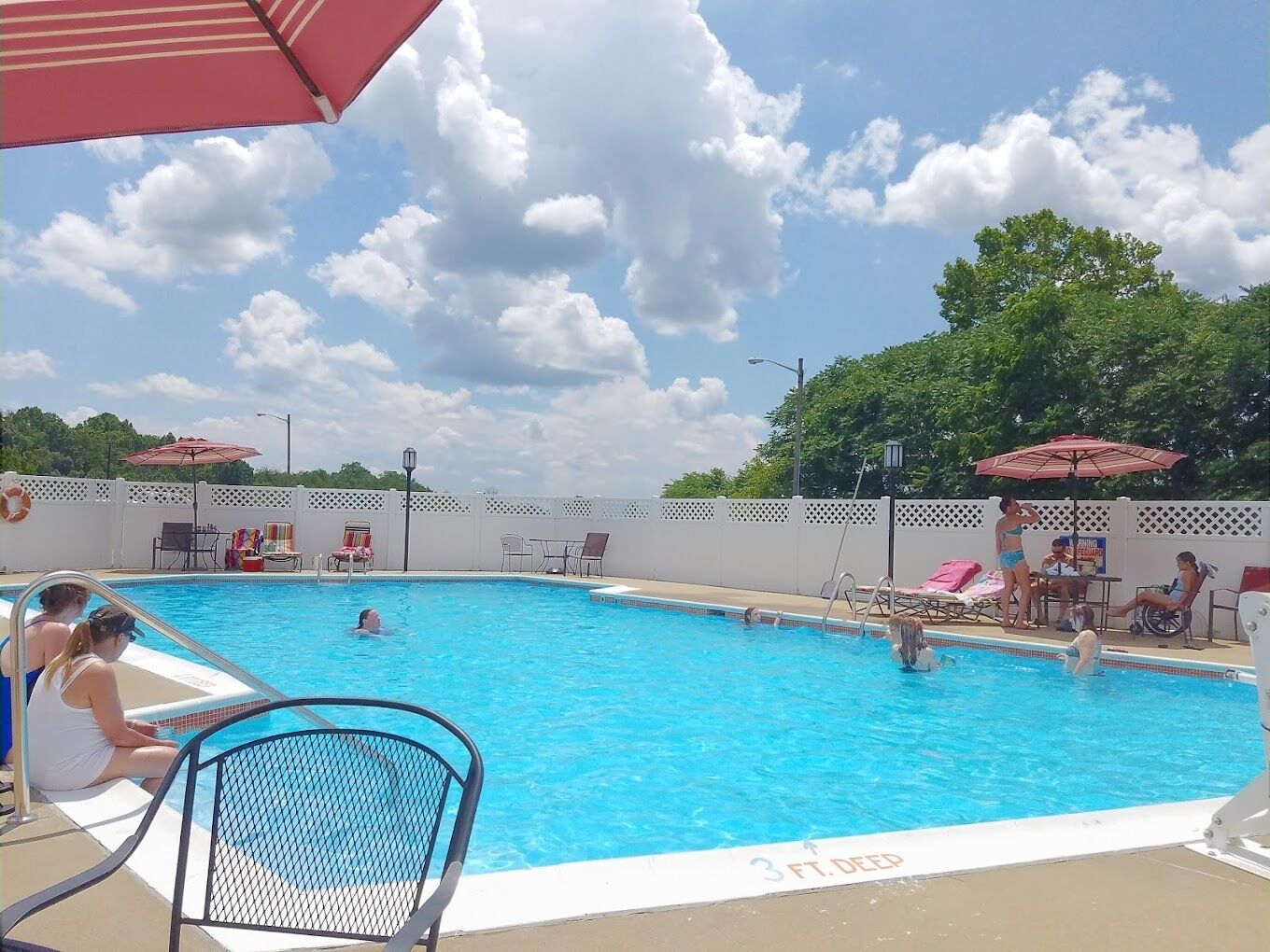 Hồ bơi ngoài trời phục vụ theo mùa, ghế dài tắm nắng 