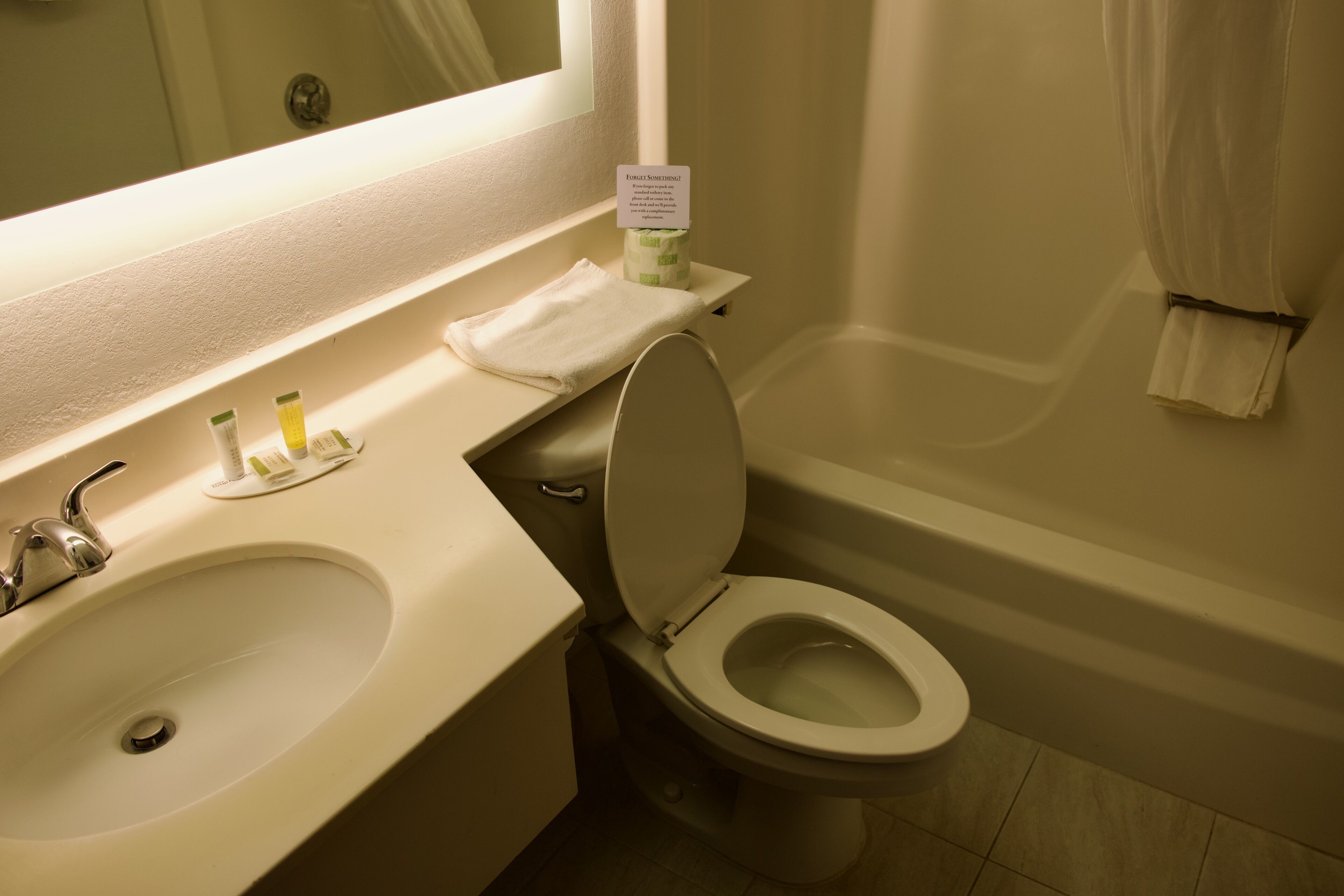 Un baño con lavamanos, inodoro y bañera.