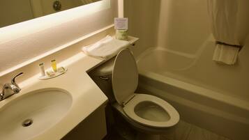 Un baño con lavamanos, inodoro y bañera.