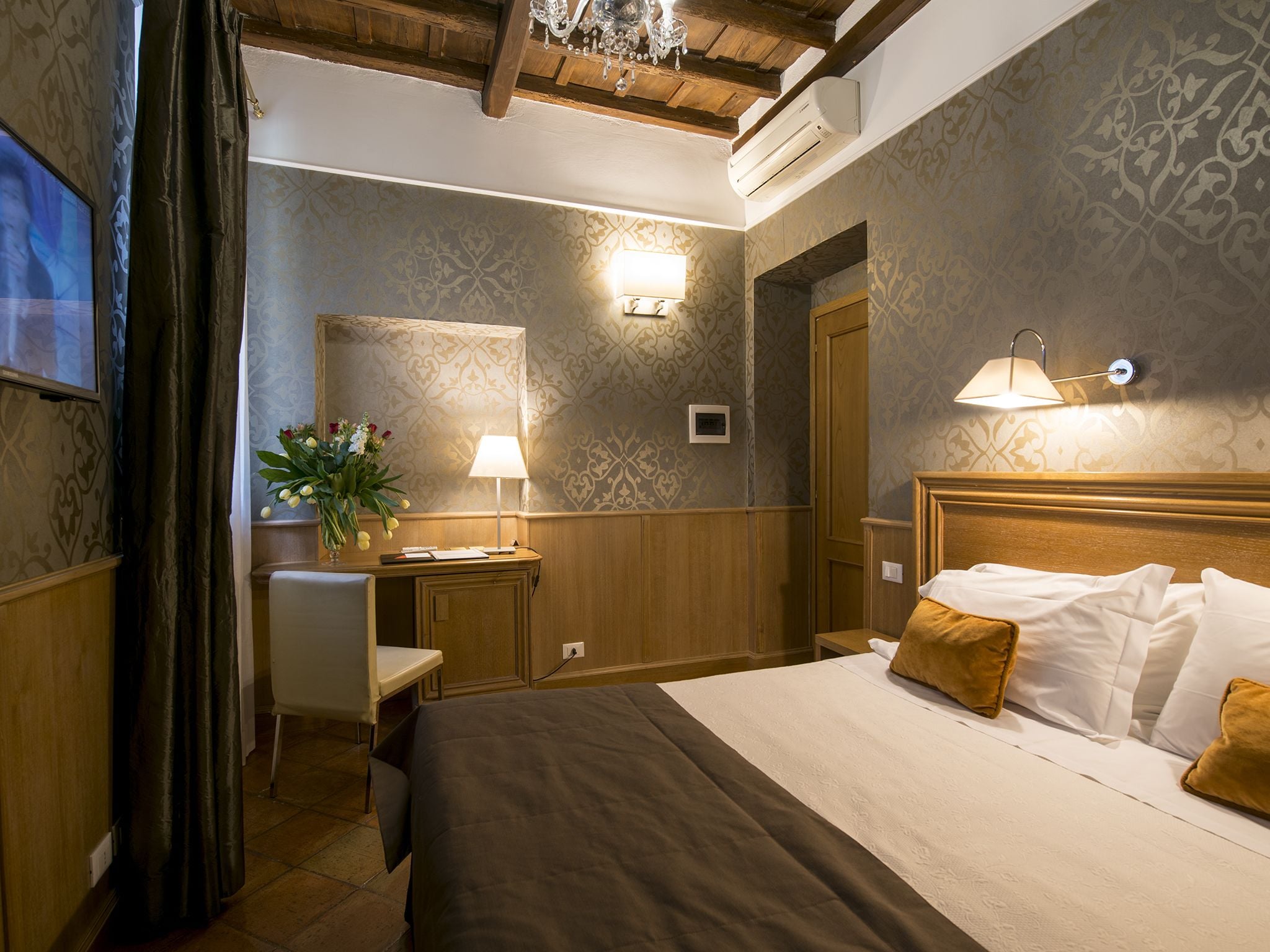 club double or twin room, annex building | minibar, in-room safe, desk, soundproofing