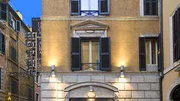 Fassade der Unterkunft – Abend/Nacht