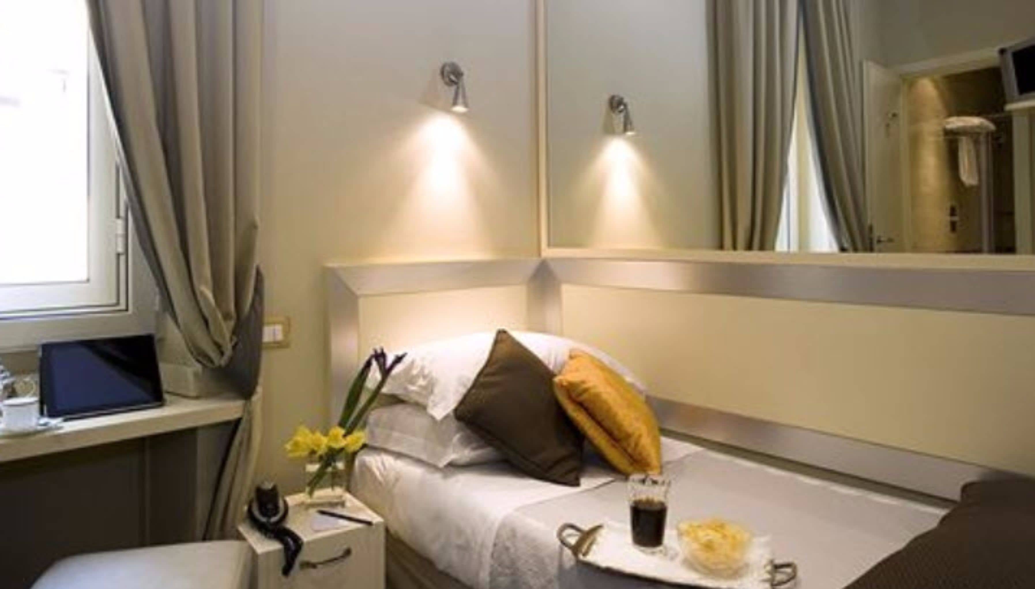 economy single room | minibar, in-room safe, desk, soundproofing