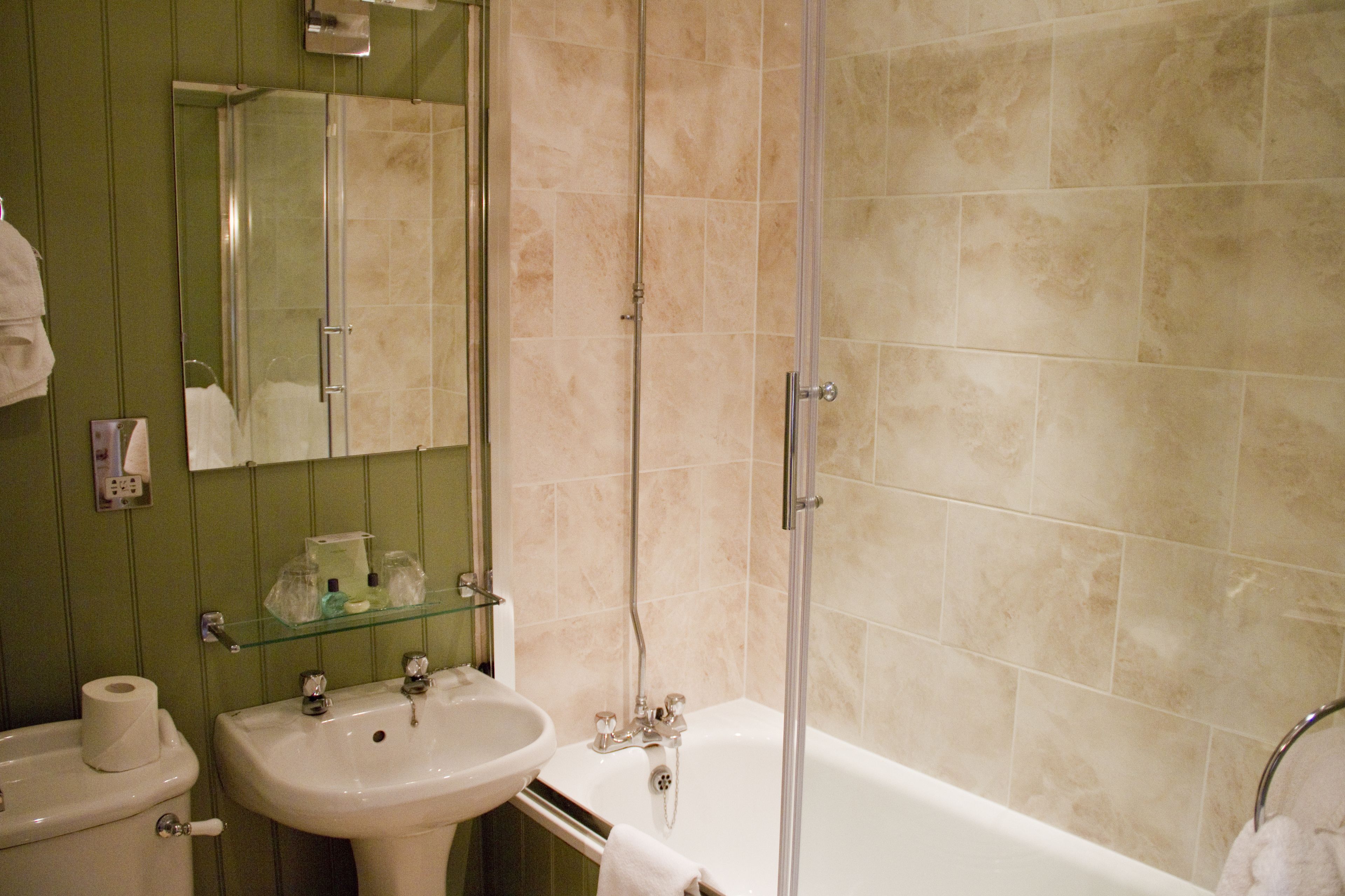 superior room, 2 single beds, non smoking | bathroom | combined shower/bathtub, free toiletries, hair dryer, towels