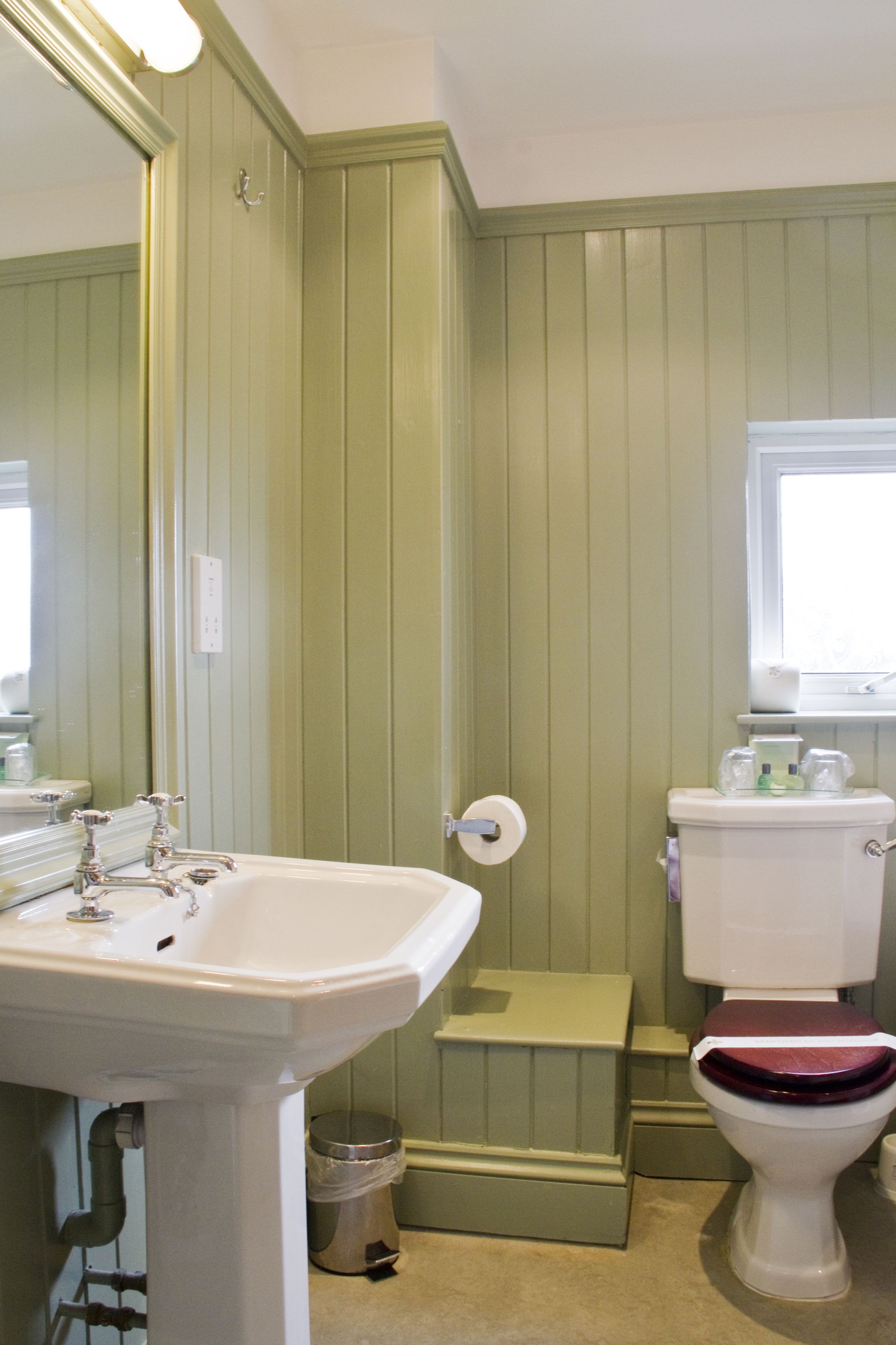 combined shower/bathtub, free toiletries, hair dryer, towels