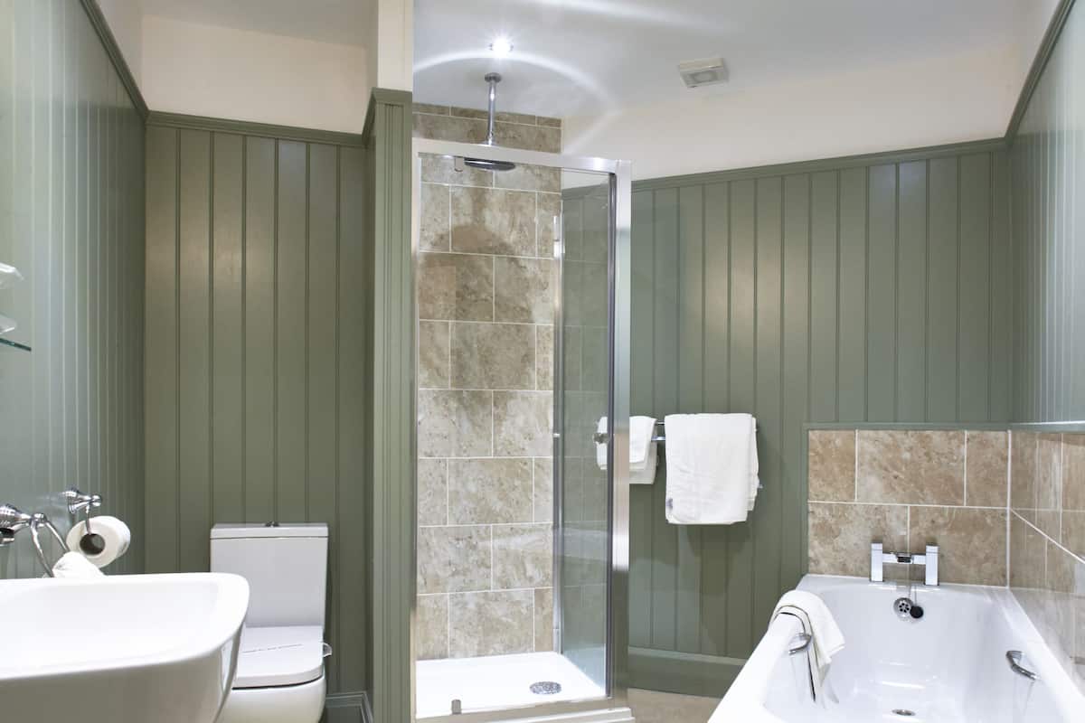 family triple room | bathroom | combined shower/bathtub, free toiletries, hair dryer, towels