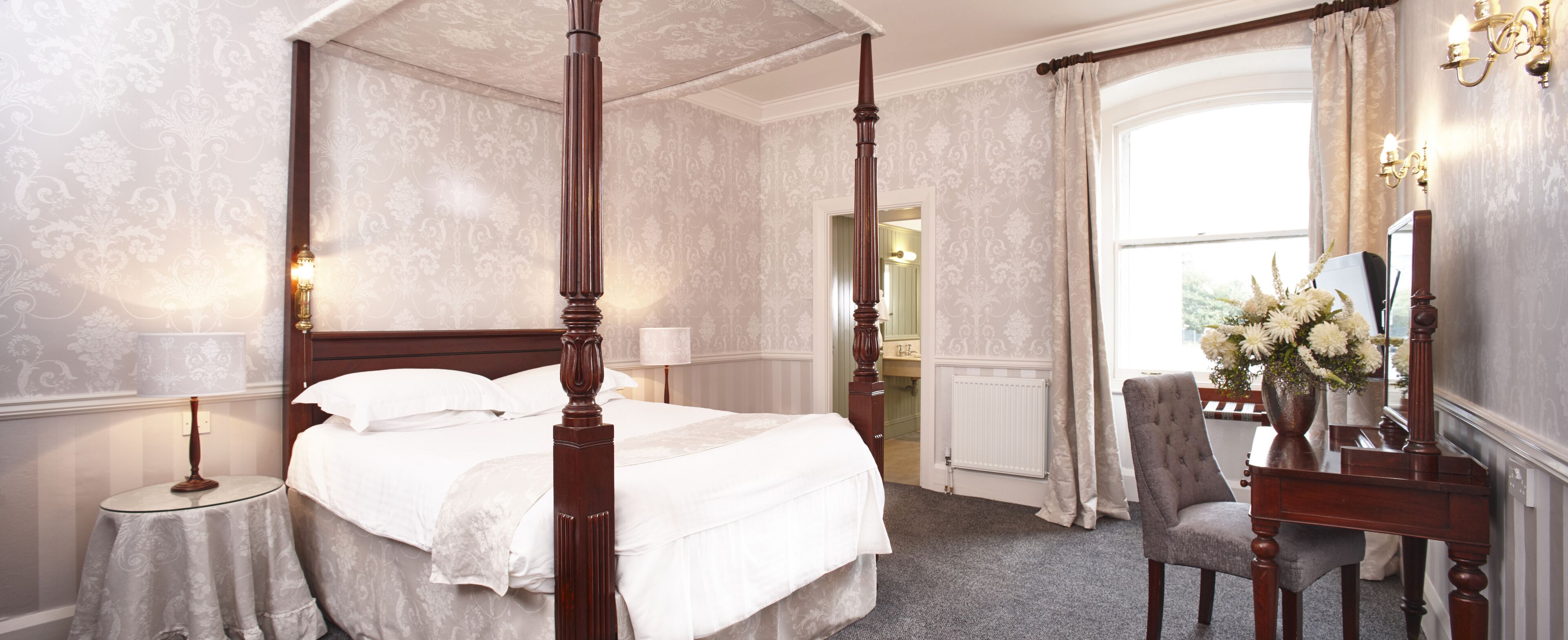 romantic double room, 1 king bed | 1 bedroom, individually decorated, individually furnished, desk