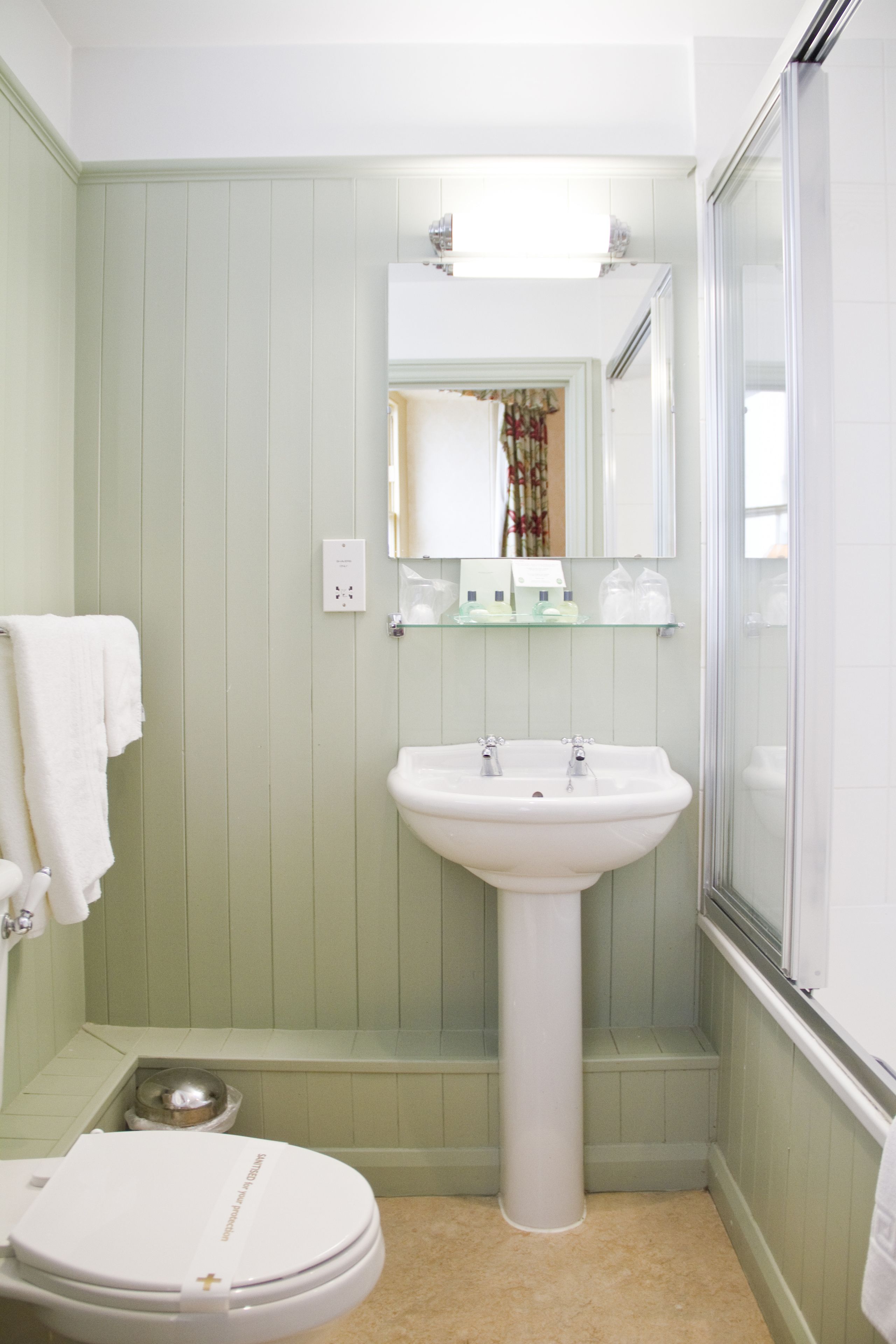 family room, non smoking | bathroom | combined shower/bathtub, free toiletries, hair dryer, towels