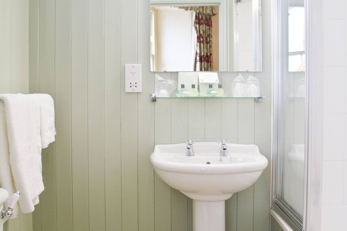 family room, non smoking | bathroom | combined shower/bathtub, free toiletries, hair dryer, towels