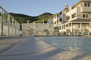 Piscina all'aperto, con ingresso dalle 08:00 alle 22:00, lettini