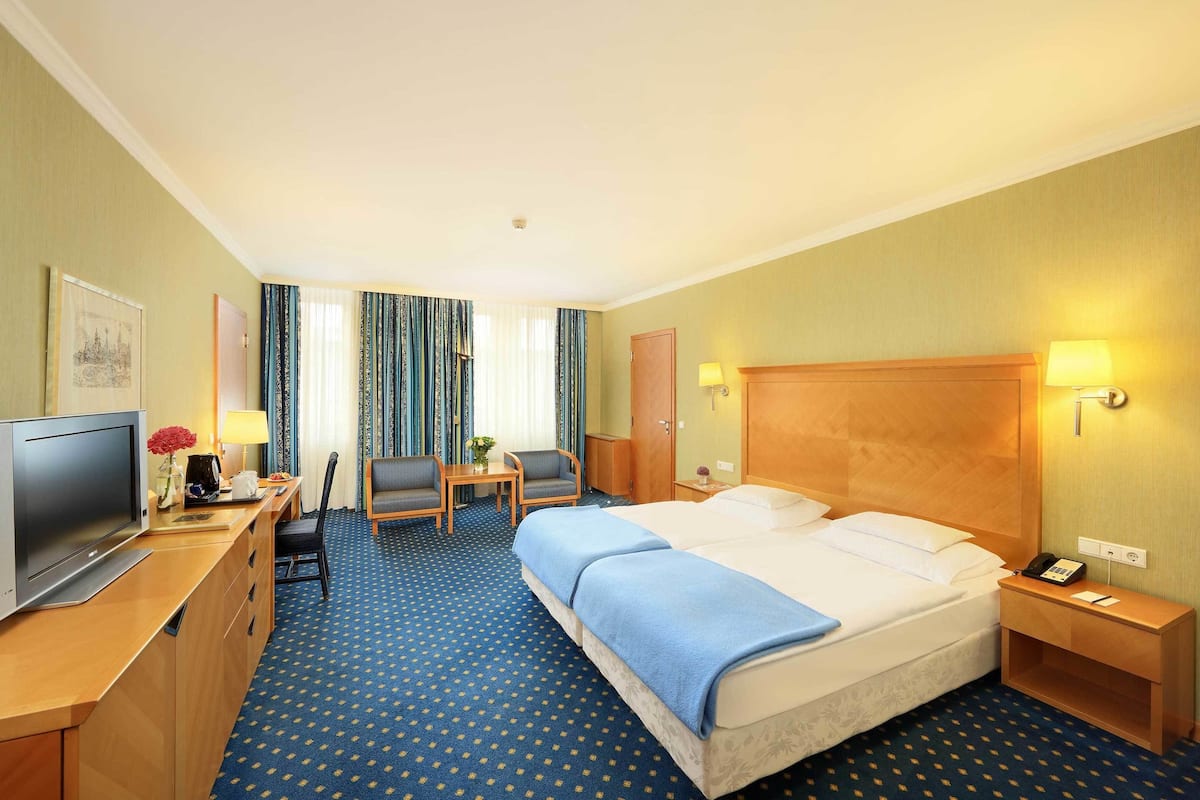 Deluxe Room, 1 Double Bed | Minibar, in-room safe, desk, blackout drapes