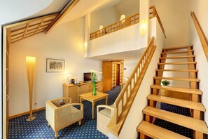 Suite Junior, 1 lit double | Minibar, coffres-forts dans les chambres, bureau, rideaux occultants