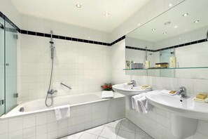 Hair dryer, bathrobes, towels - Hotel de France (Vienna)