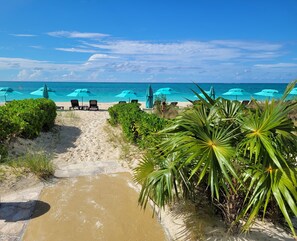 On the beach, white sand, sun loungers, beach umbrellas - Sibonné Beach Hotel (Providenciales)
