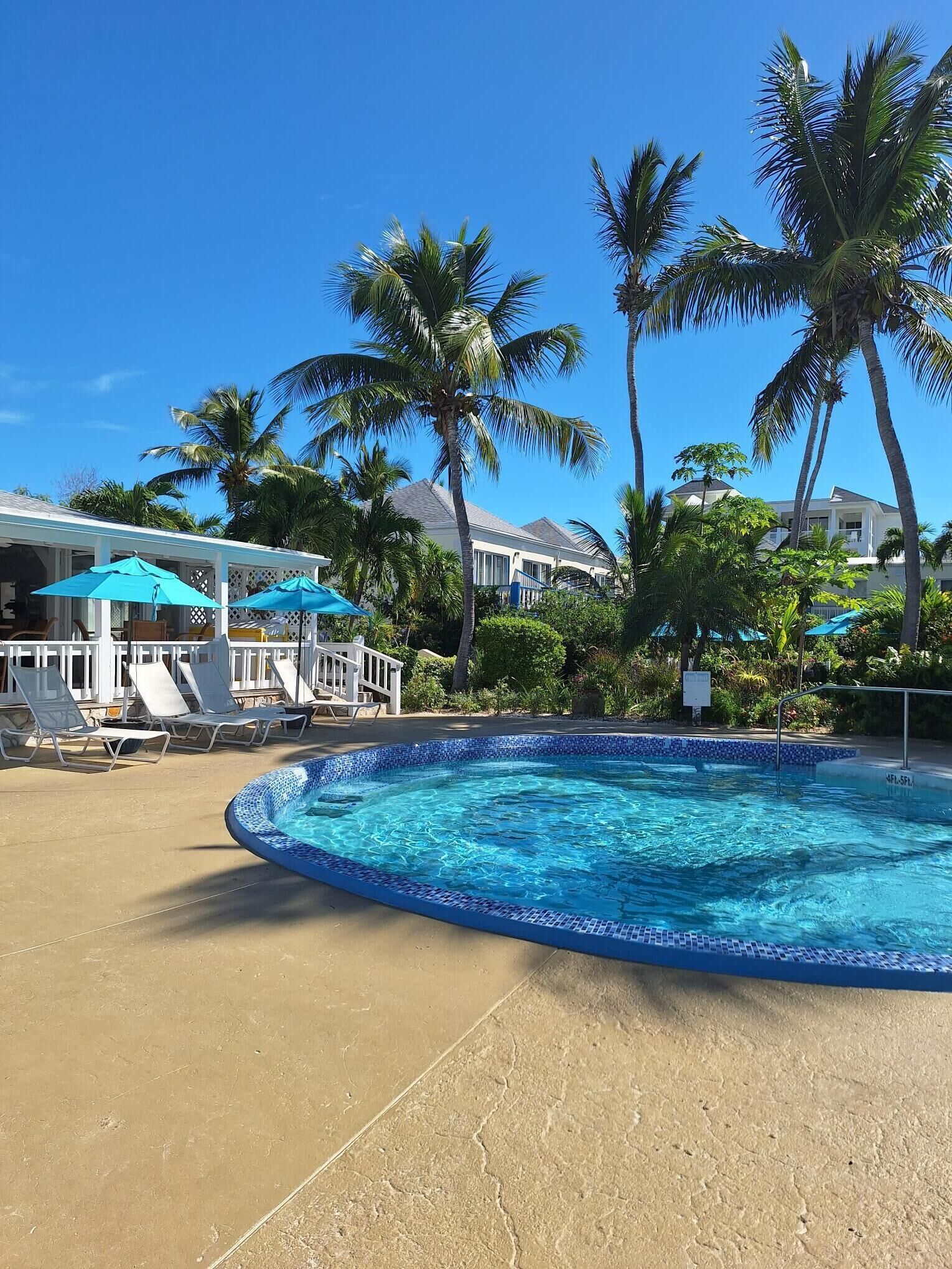 Piscina externa, funciona das 7h às 22h, guarda-sóis, espreguiçadeiras