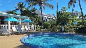 Piscina externa, funciona das 7h às 22h, guarda-sóis, espreguiçadeiras