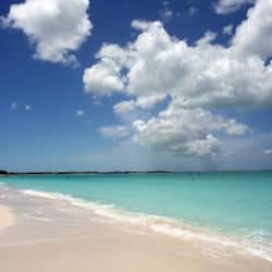 Sulla spiaggia, sabbia bianca, lettini da mare, ombrelloni