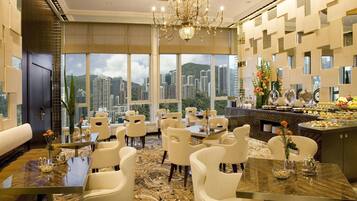 4 restaurants; breakfast, lunch, dinner, and brunch served