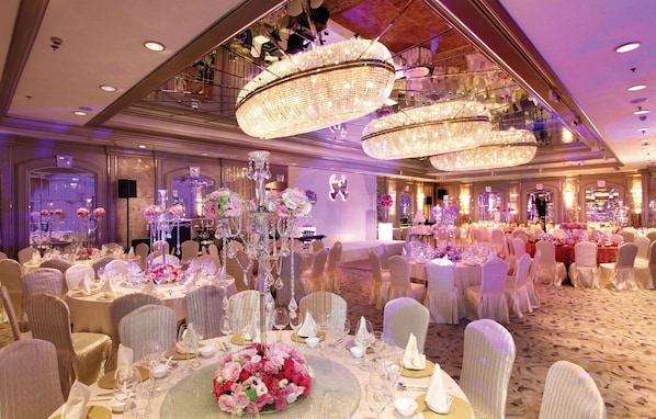 4 restaurants, breakfast, lunch, dinner served; Chinese cuisine