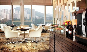 Phòng Executive (Club) | 1 phòng ngủ, minibar, két bảo mật tại phòng, bàn 