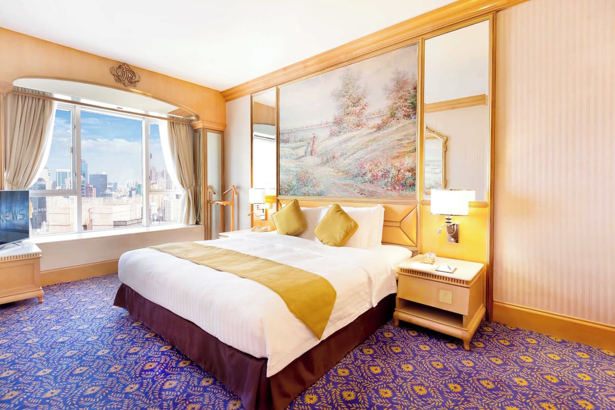 Deluxe Suite | 1 bedroom, minibar, in-room safe, desk