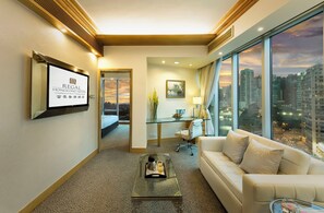 Executive Suite | Minibar, in-room safe, desk, laptop workspace - Regal Hongkong Hotel (Hong Kong)
