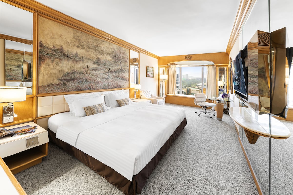 Deluxe Room | 1 bedroom, minibar, in-room safe, desk