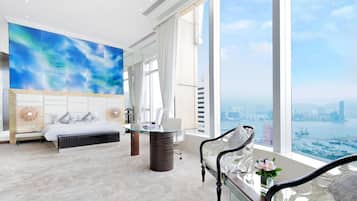 1 kamar tidur, minibar, brankas, dan meja kerja