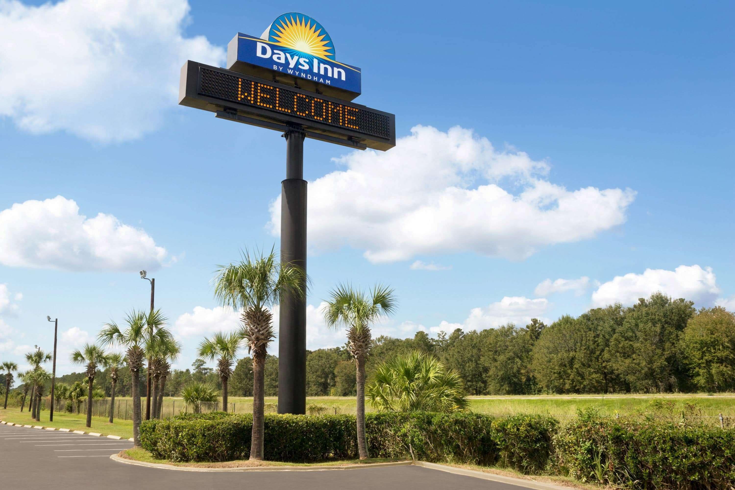A digital welcome sign at a Days Inn by Wyndham.