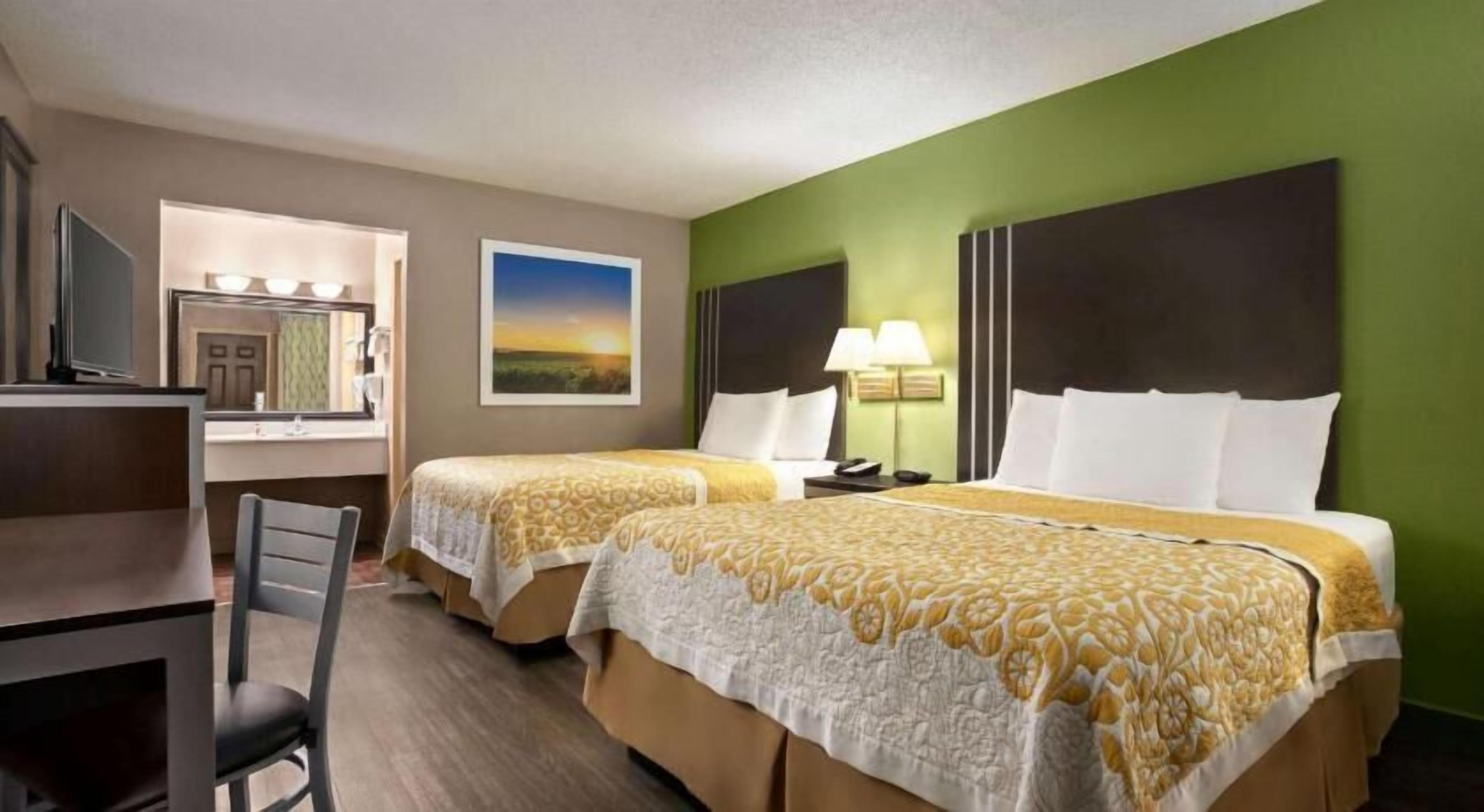 Cortinas blackout, cunas gratuitas, camas extra y wifi gratis 