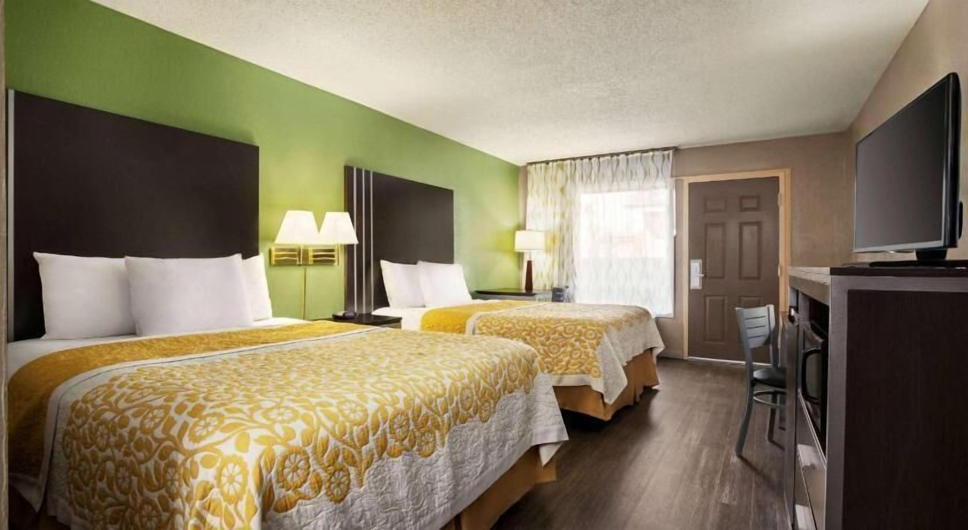 Cortinas blackout, cunas gratuitas, camas extra y wifi gratis 