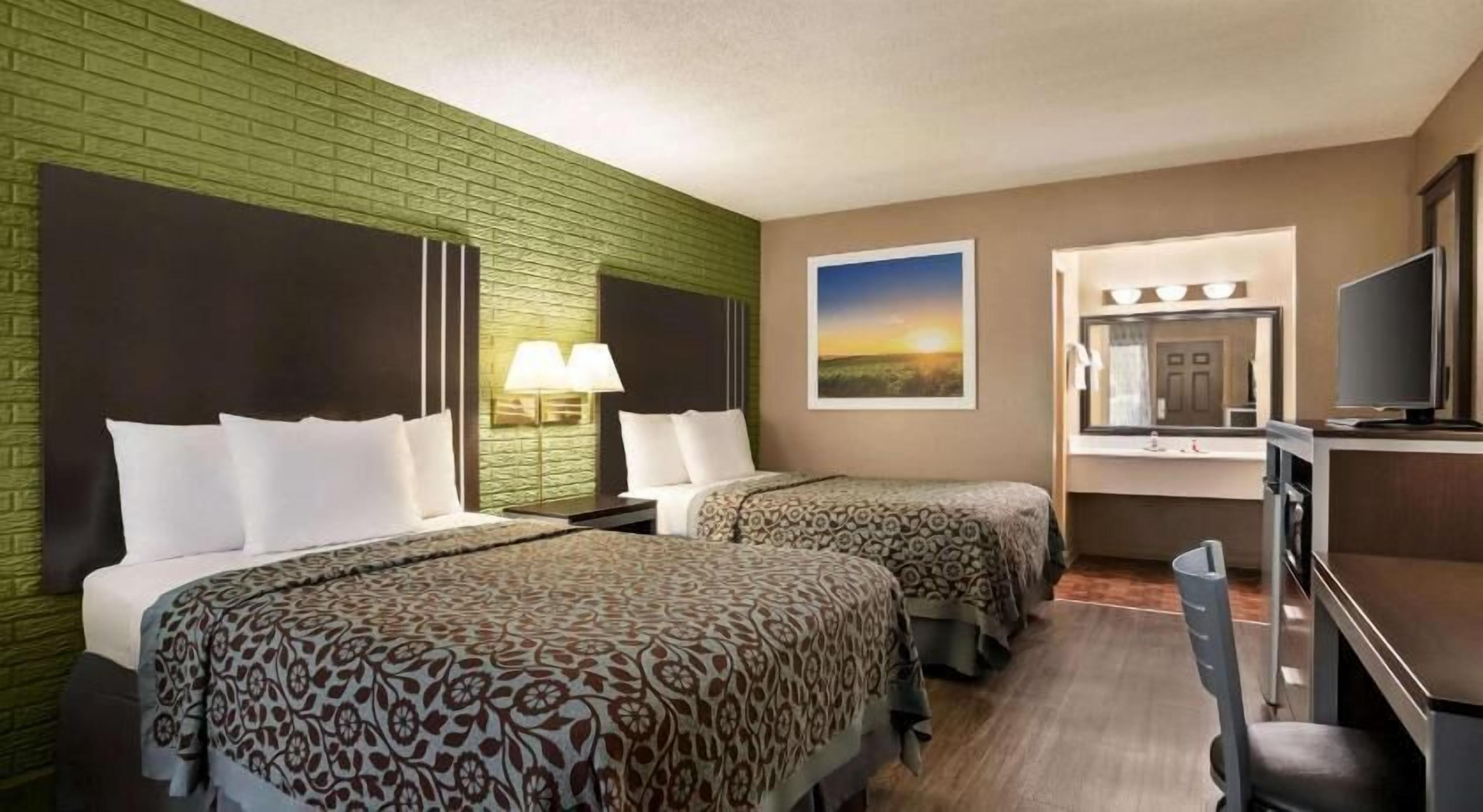 Cortinas blackout, cunas gratuitas, camas extra y wifi gratis 