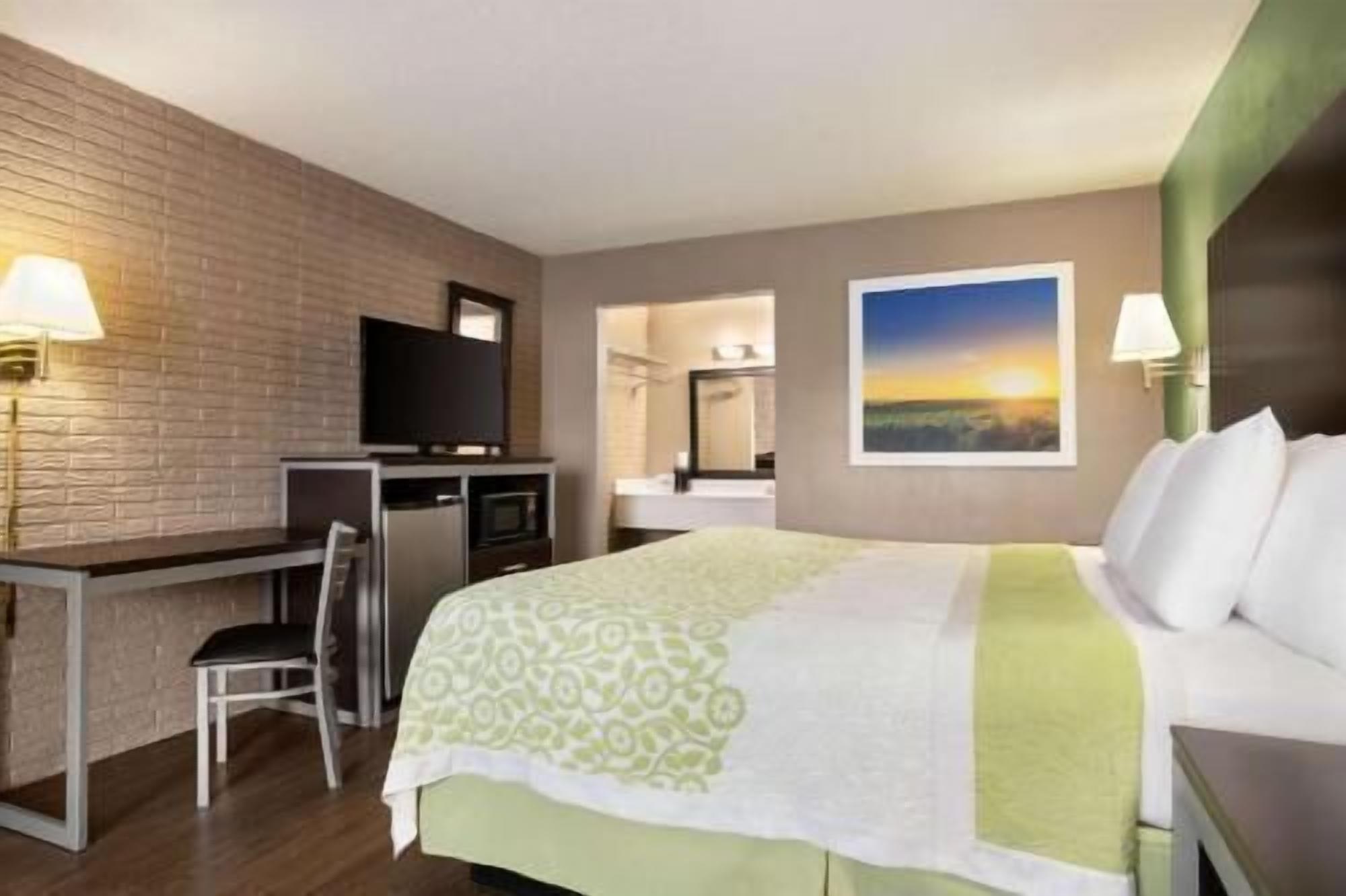 Cortinas blackout, cunas gratuitas, camas extra y wifi gratis 
