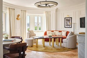 Neptuno Suite | Living room | Smart TV - The Palace, a Luxury Collection Hotel, Madrid (Madrid)