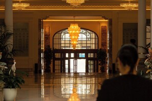 Lobby lounge