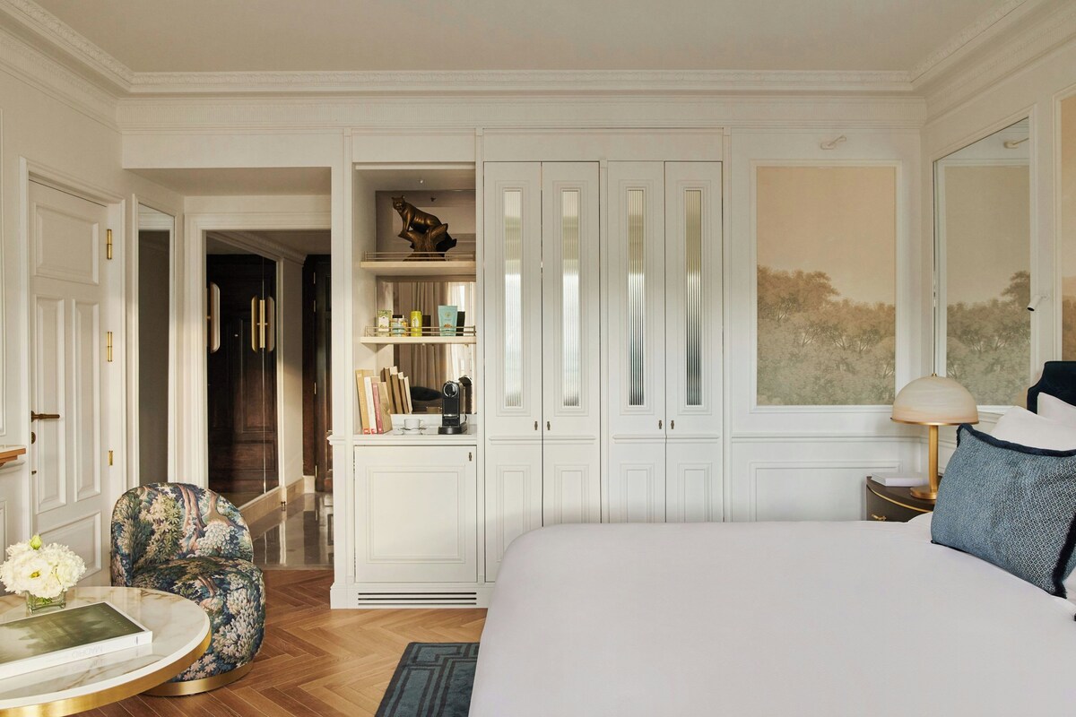 Ropa de cama de alta calidad, colchones con pillow-top y minibar 