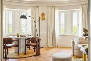Neptuno Suite | Living room | Smart TV - The Palace, a Luxury Collection Hotel, Madrid (Madrid)