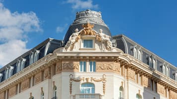 Un edificio con detalles arquitectónicos ornamentados, que incluyen esculturas y molduras decorativas.