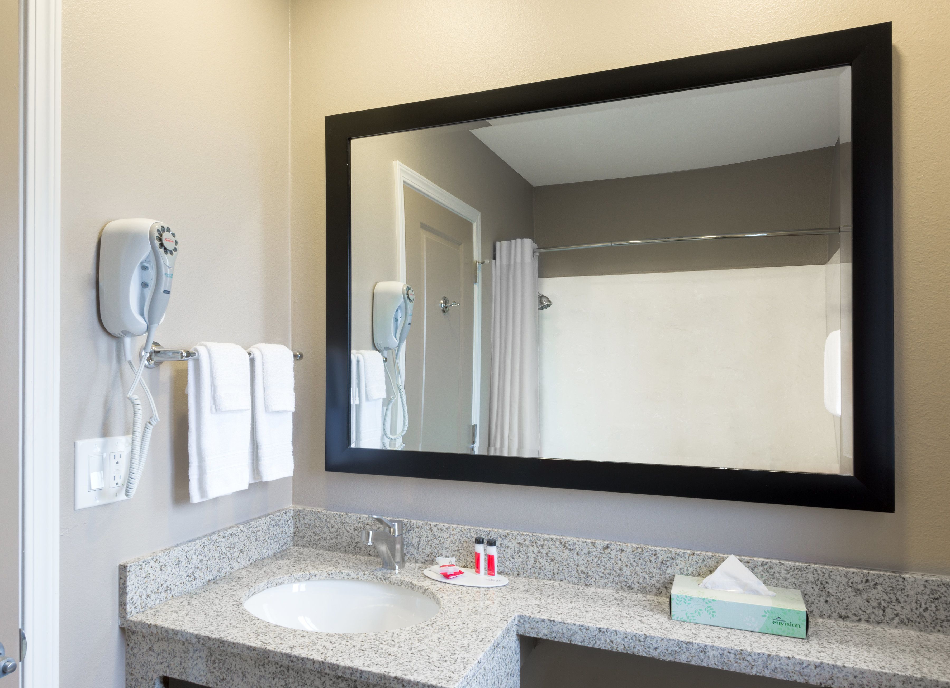 Articles de toilette gratuits, sèche-cheveux, serviettes fournies