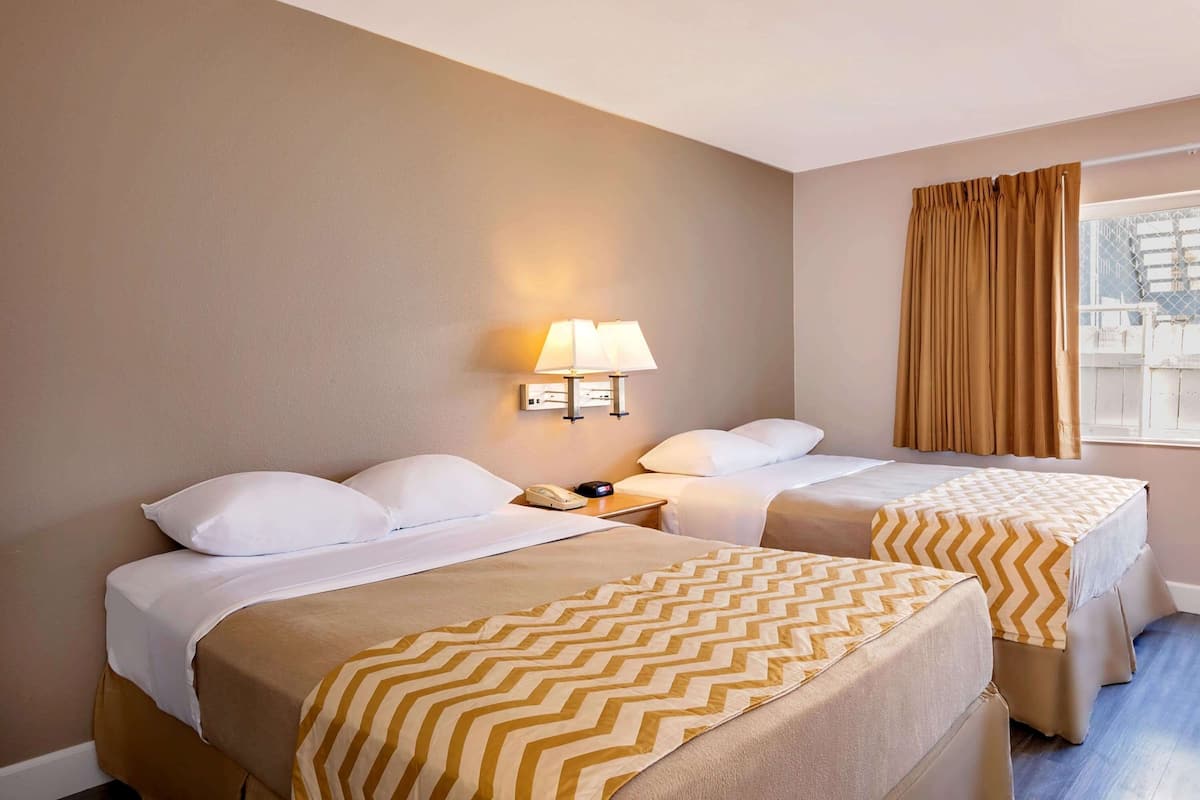 Room, Berbilang Katil, Accessible, Non Smoking (Mobility, Tub w/Grab Bars) | Katil lipat simpan/tambahan, Wi-fi percuma, cadar katil