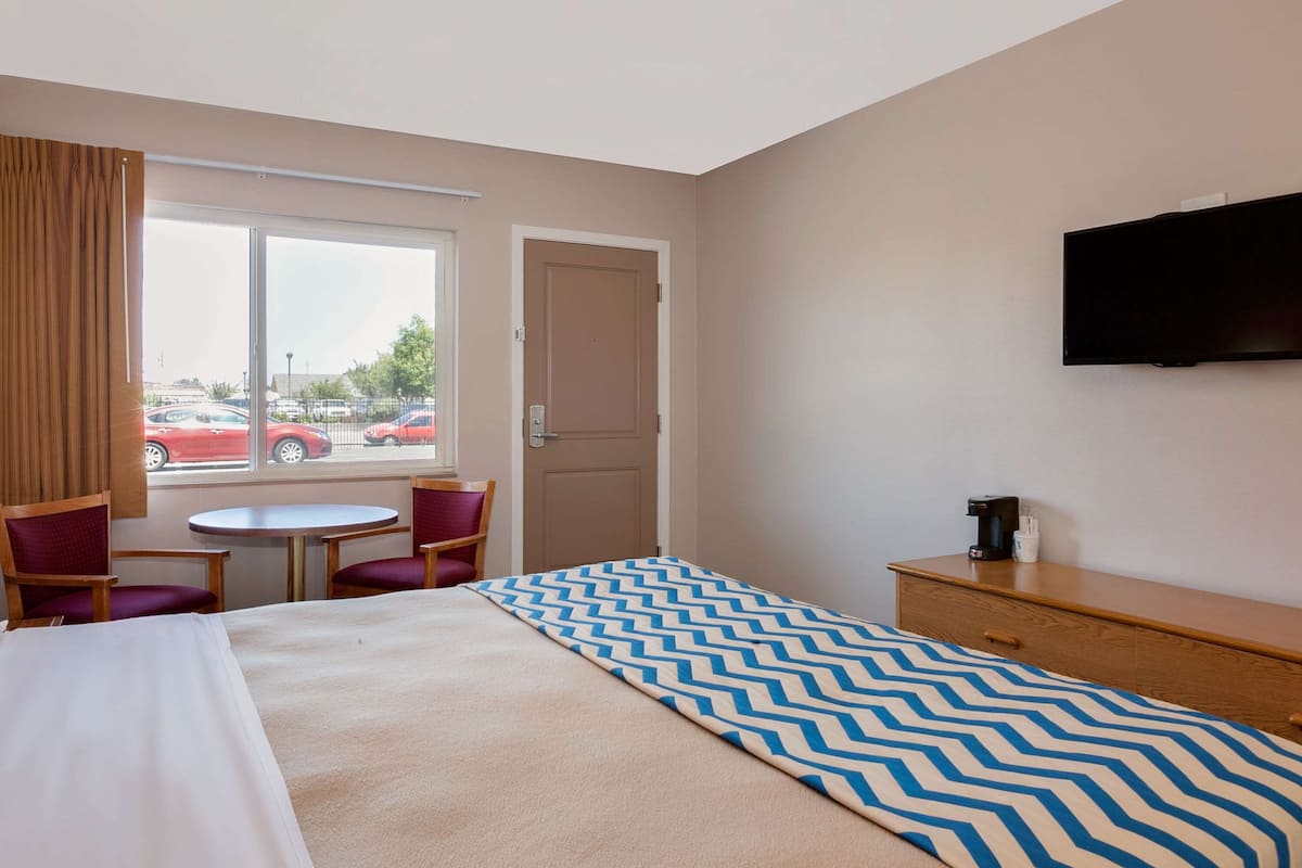 Standard Room, 1 Katil Raja (King), Non Smoking | Katil lipat simpan/tambahan, Wi-fi percuma, cadar katil
