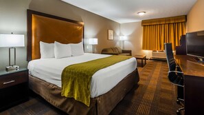 Pillowtop-bedden, een bureau, een strijkplank/strijkijzer