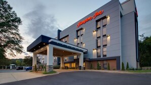 A Hampton Inn hotel with a modern design, featuring a covered entrance and multiple windows. - Hampton Inn Birmingham-Colonnade 280 (Birmingham)