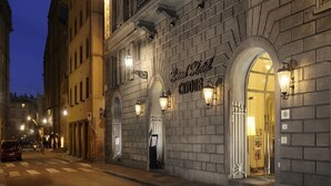 Un edificio histórico con un letrero que dice "Grand Hotel".