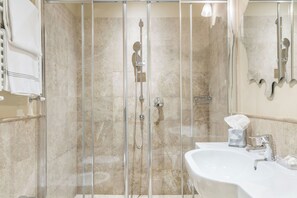 Queen Room | Bathroom - Grand Hotel Cavour (Florence)