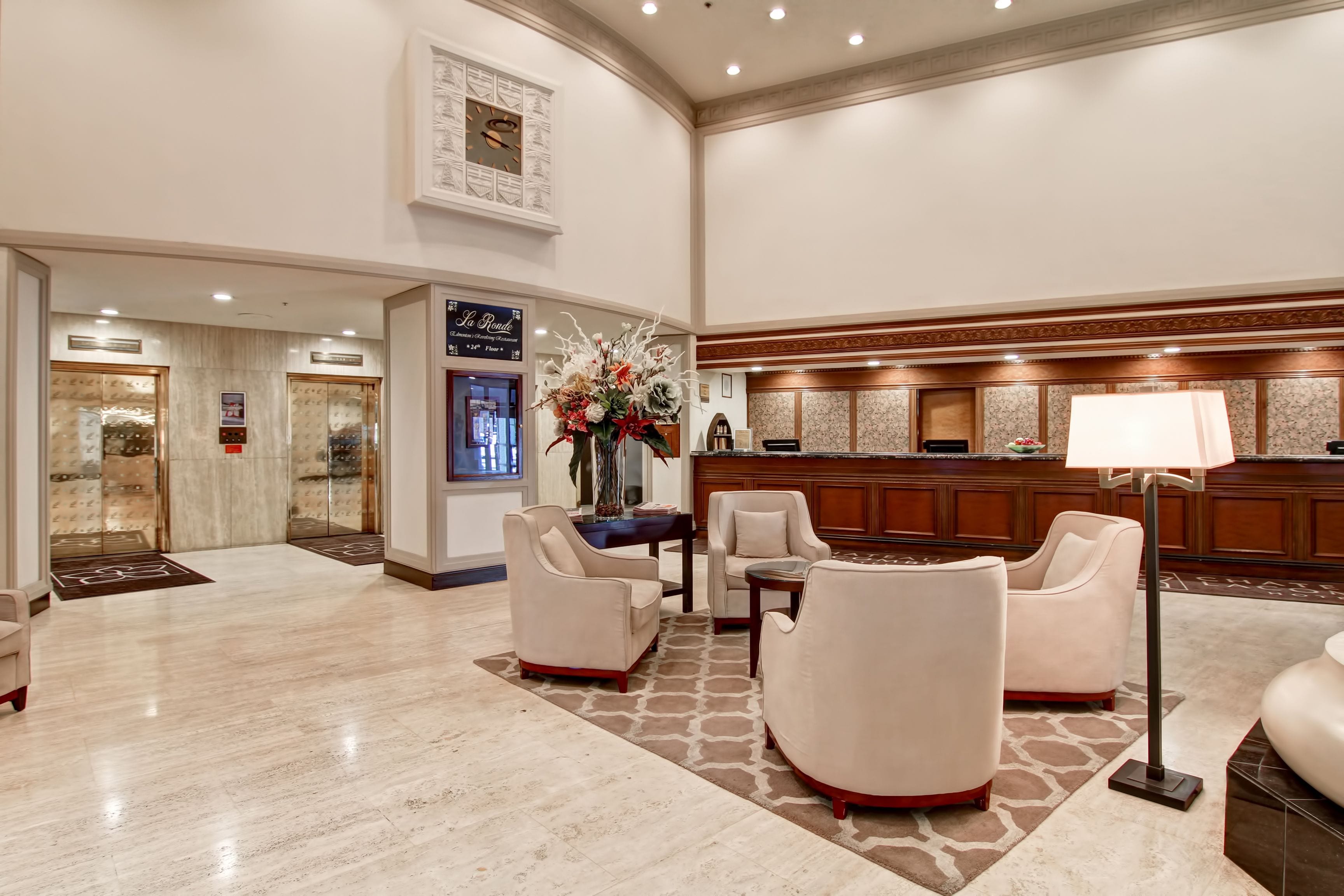 Photo - Chateau Lacombe Hotel