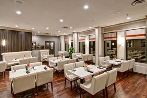 Breakfast area - Chateau Lacombe Hotel (Edmonton)